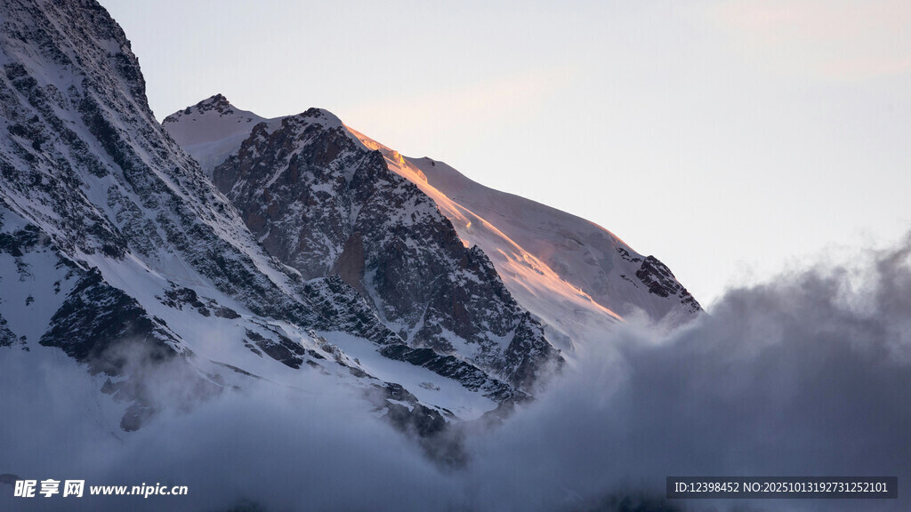 雪山壮丽景致