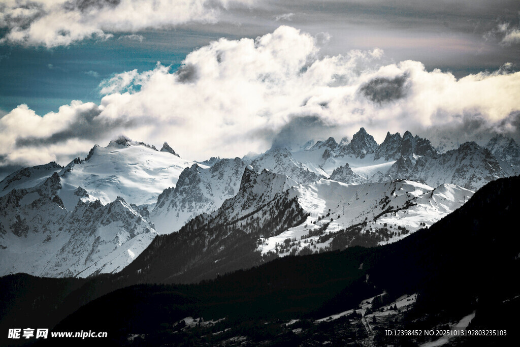 壮丽雪山景观