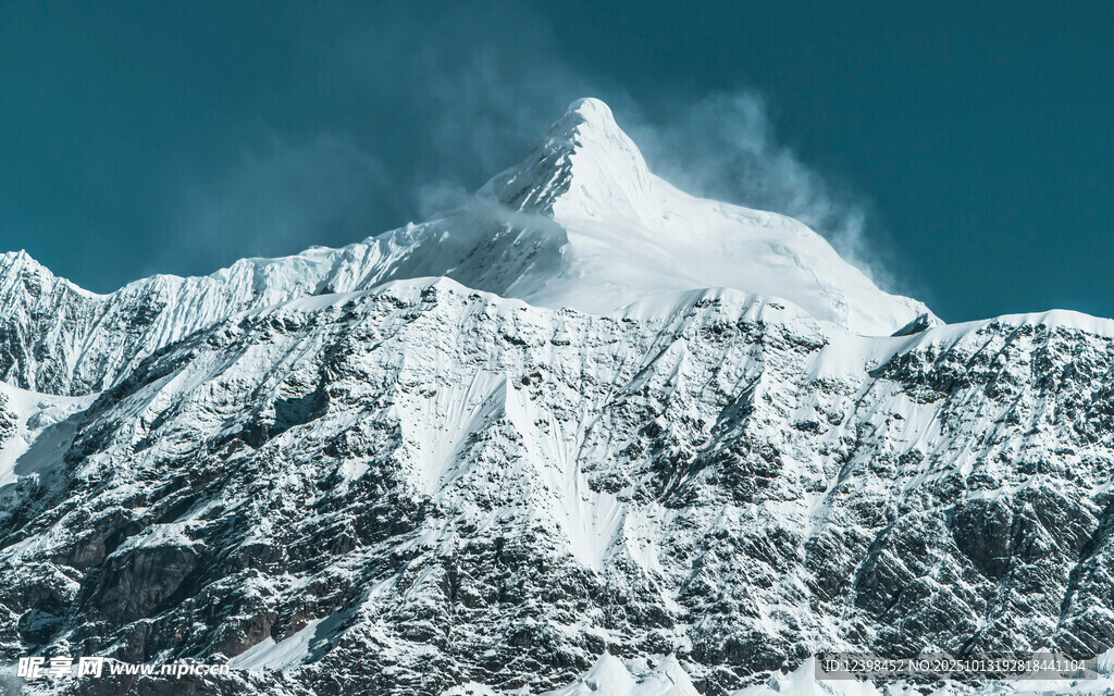 巍峨雪山壮丽景致