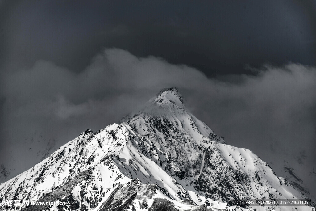 巍峨雪山
