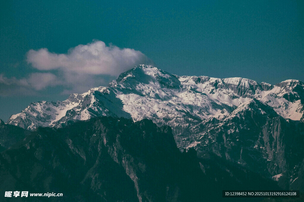 巍峨雪山壮丽景致