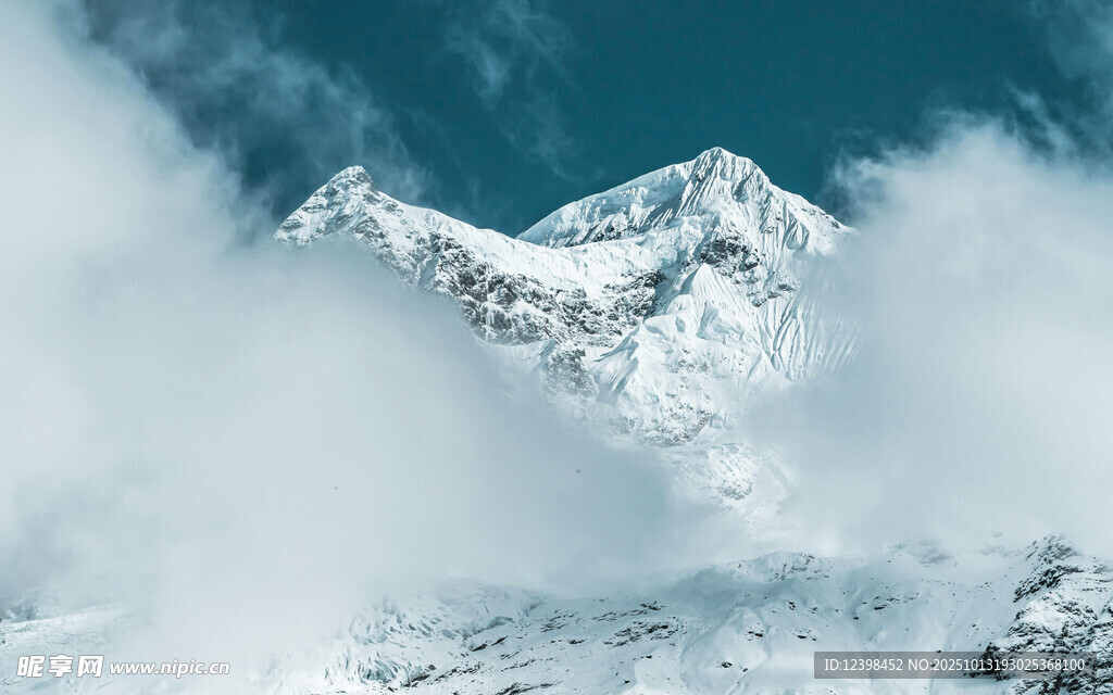 雪山云海壮丽景观
