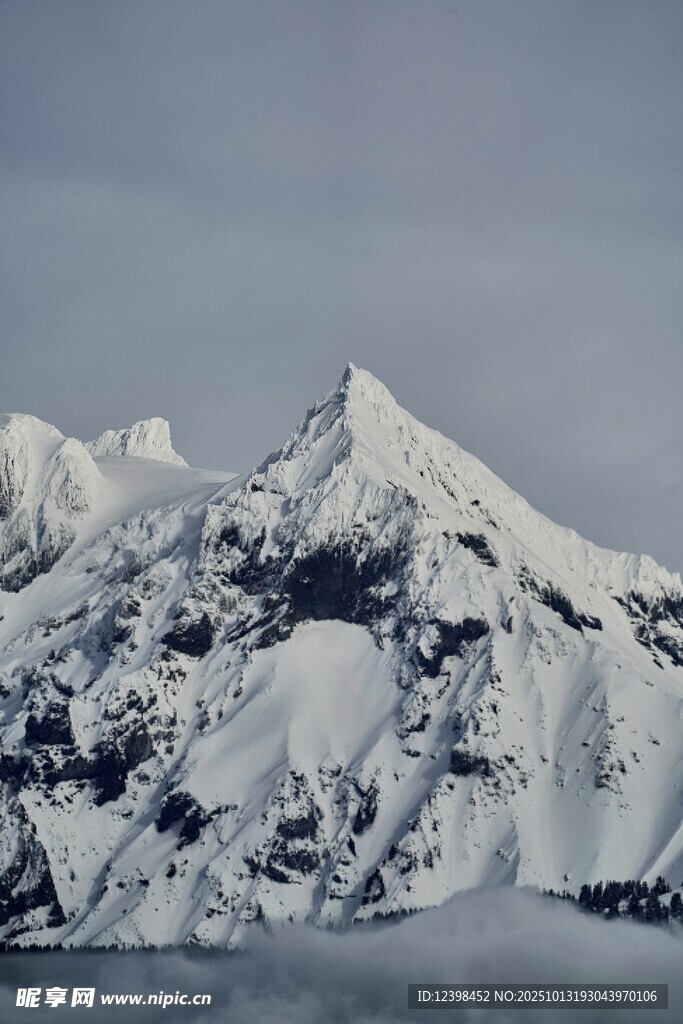 巍峨雪山壮丽景象