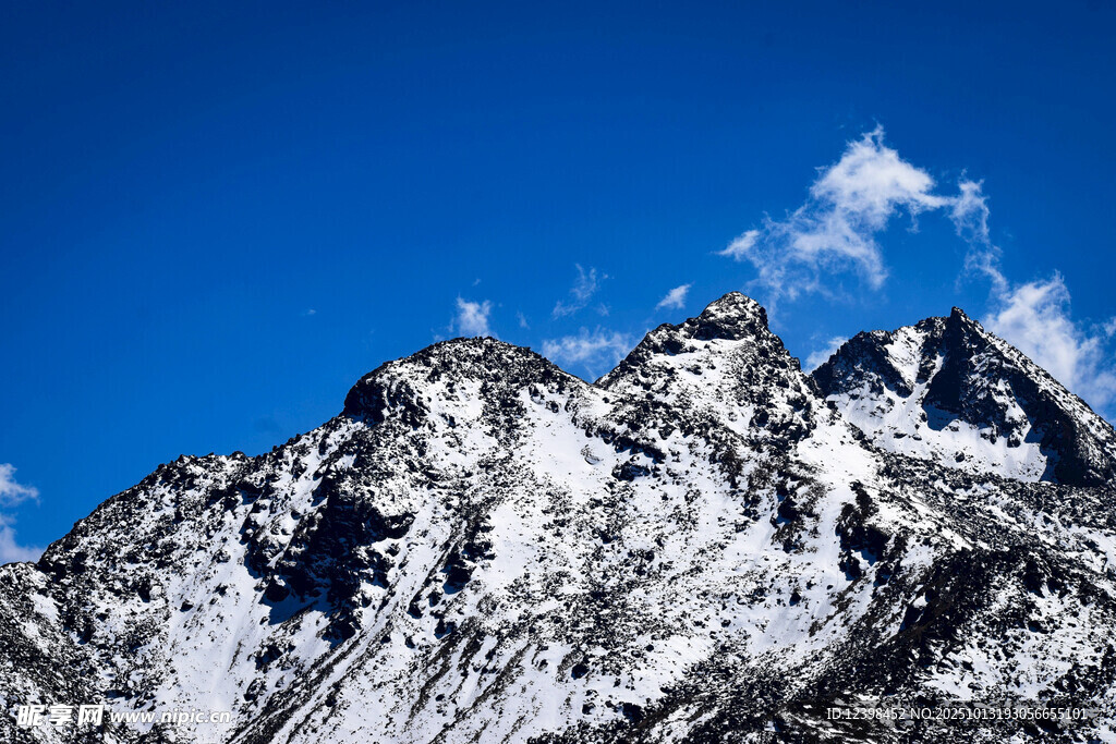 巍峨雪山映蓝天