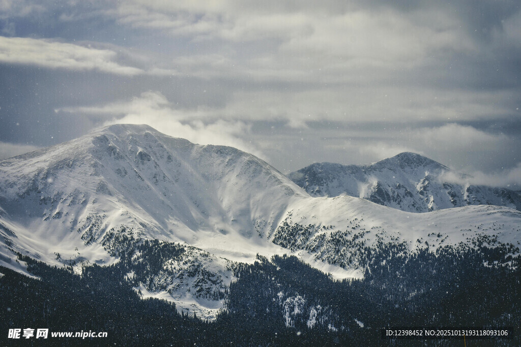 雪山壮丽景观