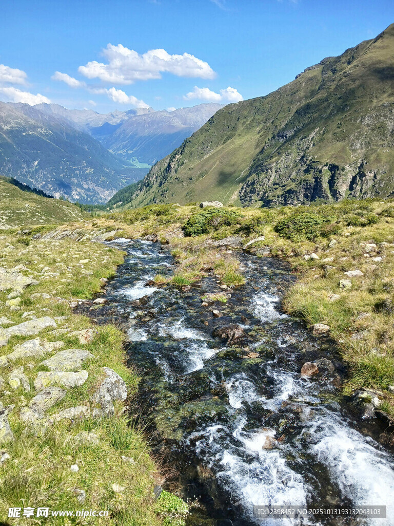 山间溪流潺潺