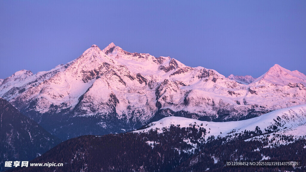 雪山壮丽美景