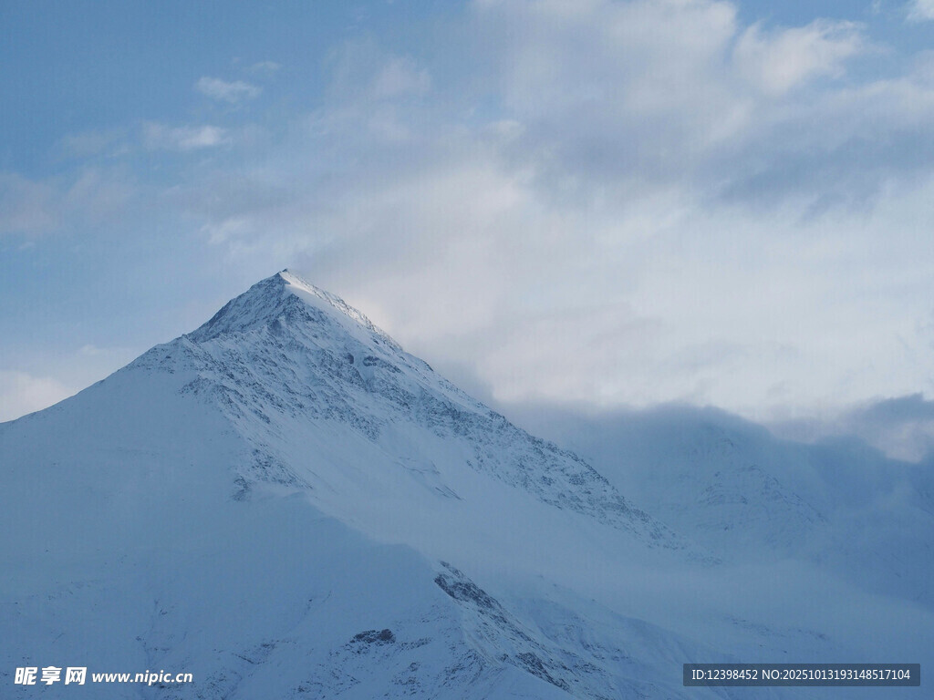 巍峨雪山云雾缭绕