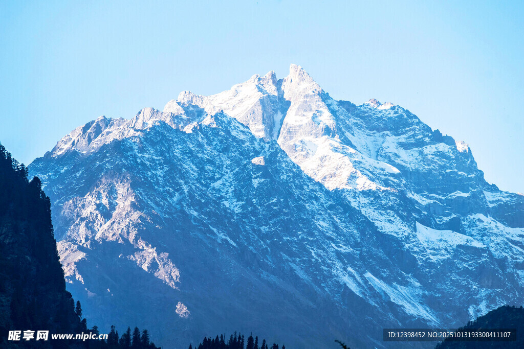 巍峨雪山壮丽景致