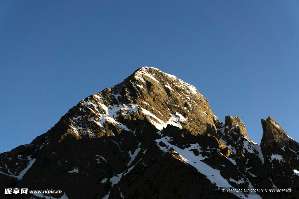 巍峨雪山尖顶