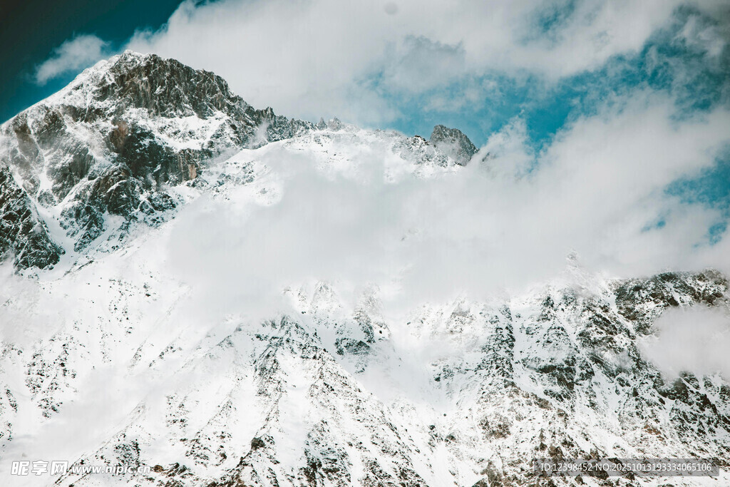 巍峨雪山云雾缭绕
