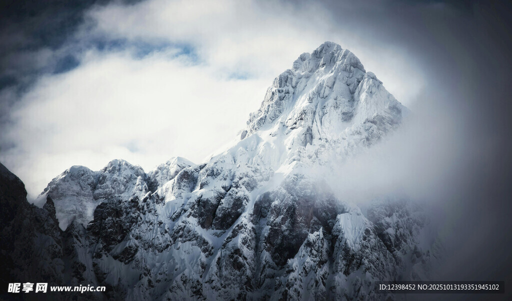 云雾缭绕的巍峨雪山