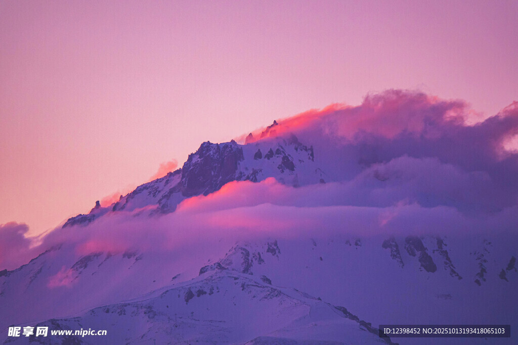 梦幻粉紫雪山美景