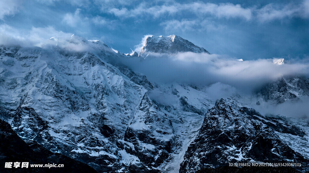 雪山云海壮丽自然景观