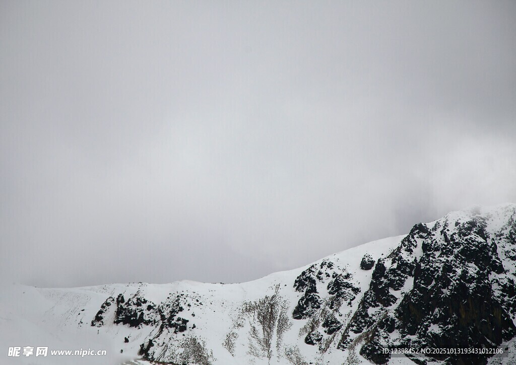 黑白雪山壮丽景致