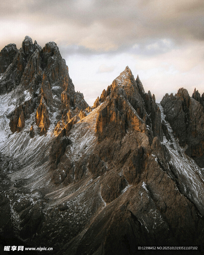 壮丽雪山日出美景
