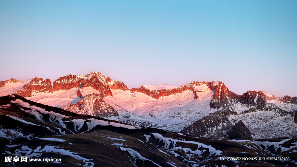 雪山映夕阳壮丽美景
