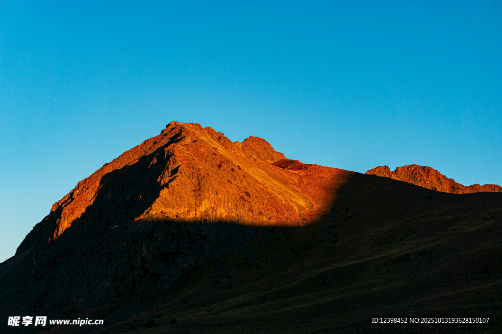 夕阳下的壮丽山峰