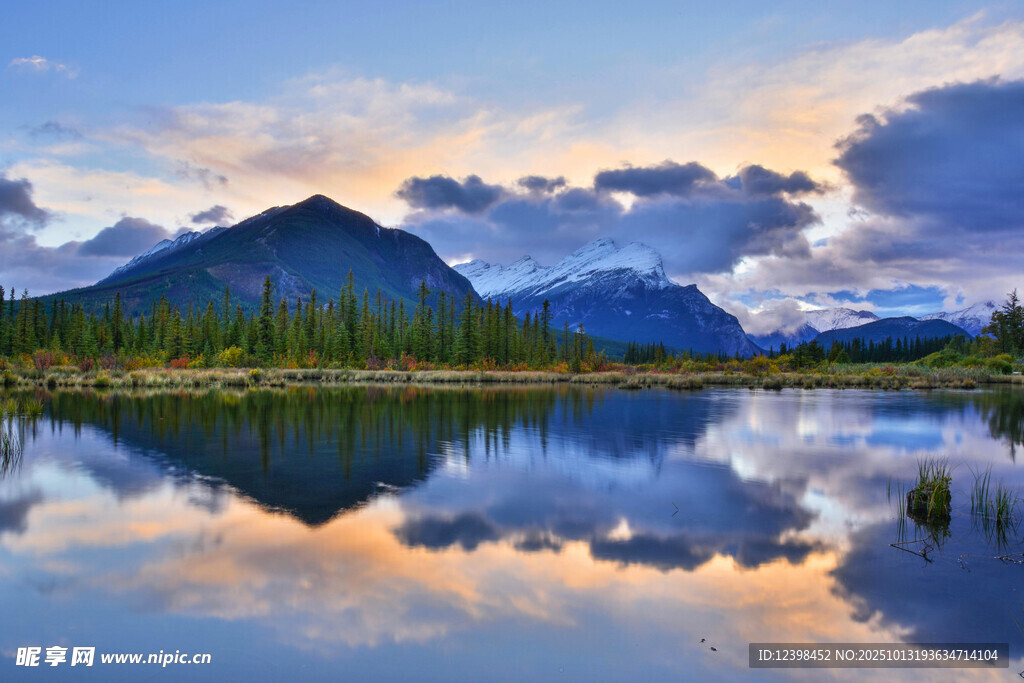 湖畔壮丽山景