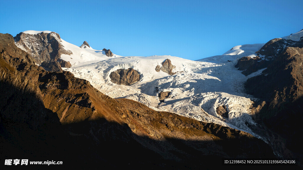 壮丽雪山景观