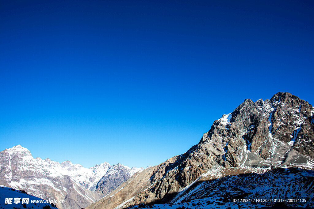 巍峨雪山壮丽景致