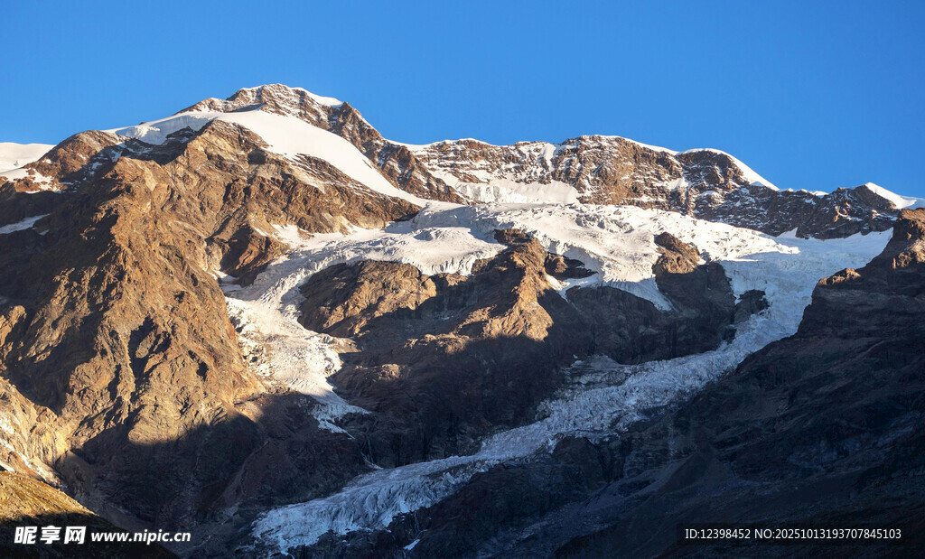 壮丽雪山景观