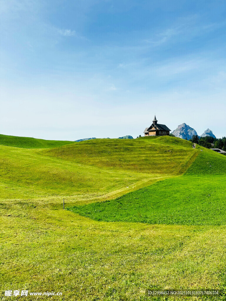 草原风光中的小屋