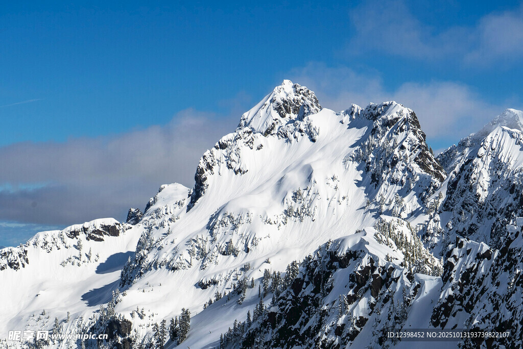 巍峨雪山