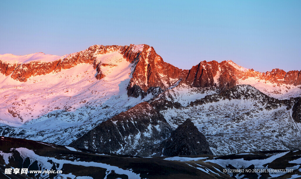 雪山壮丽日出美景