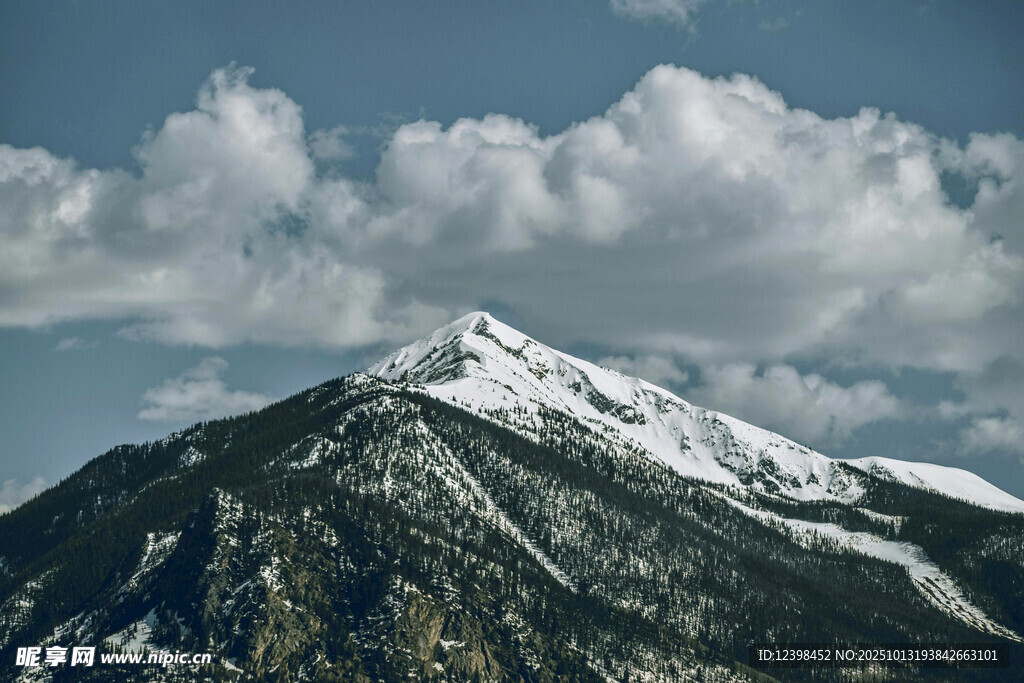 巍峨雪山