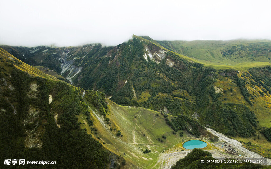 高山翠谷间的碧蓝湖泊