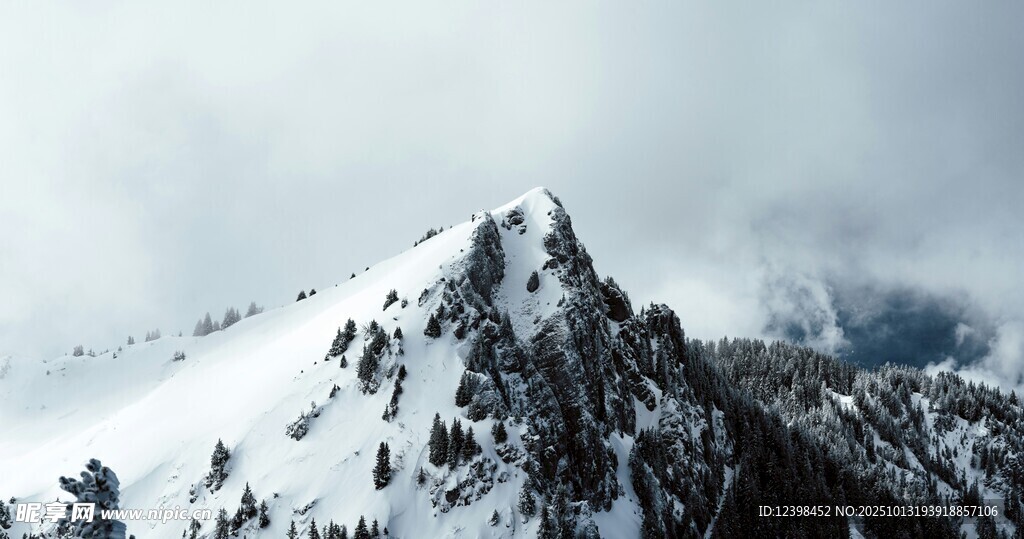 巍峨雪山云雾缭绕