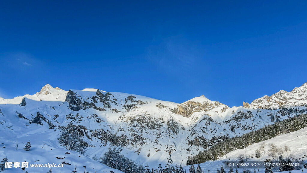 雪山壮丽风光