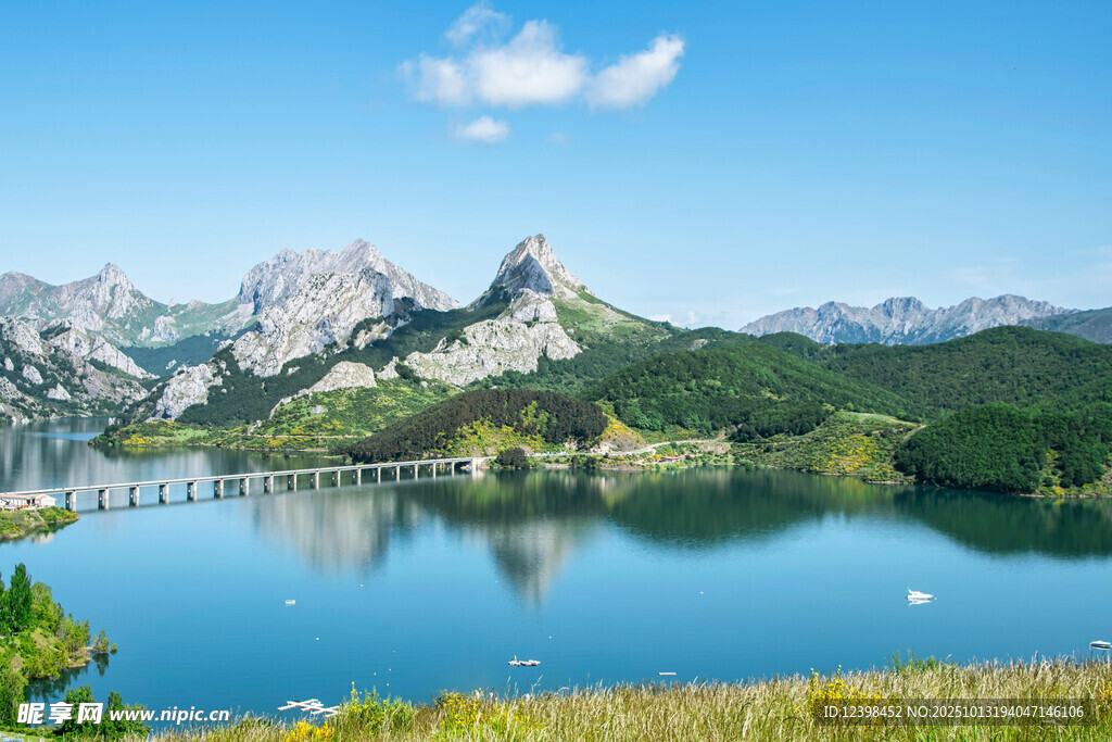 美丽湖山风景如画