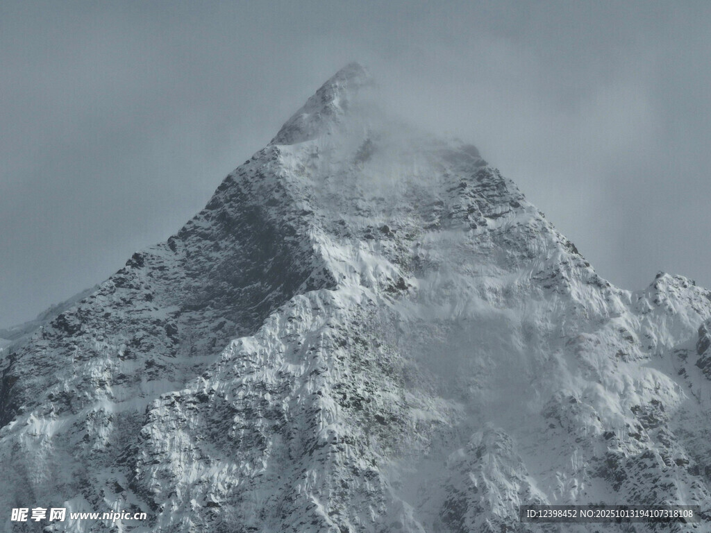 巍峨雪山