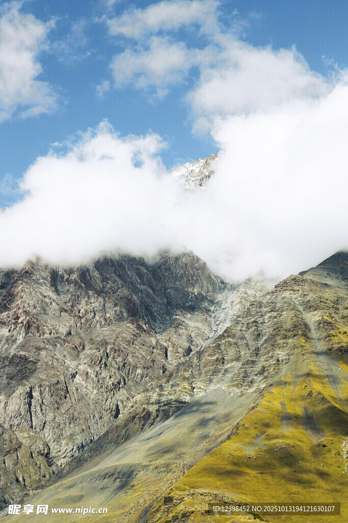 高山云雾间的壮丽景致