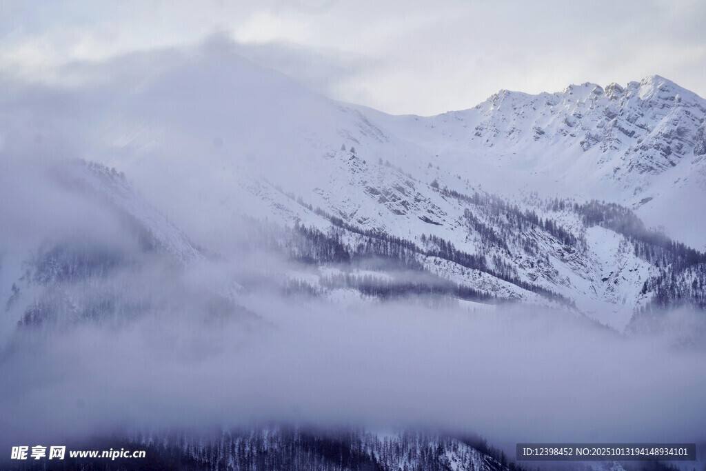 雪山云雾缭绕美景