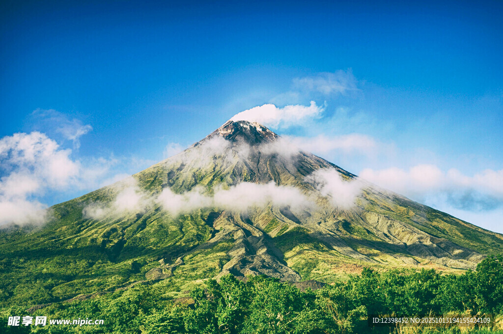 巍峨青山云雾缭绕美景