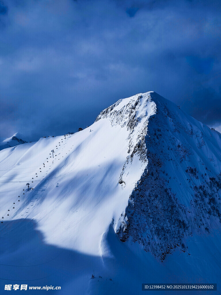 巍峨雪山壮丽景致