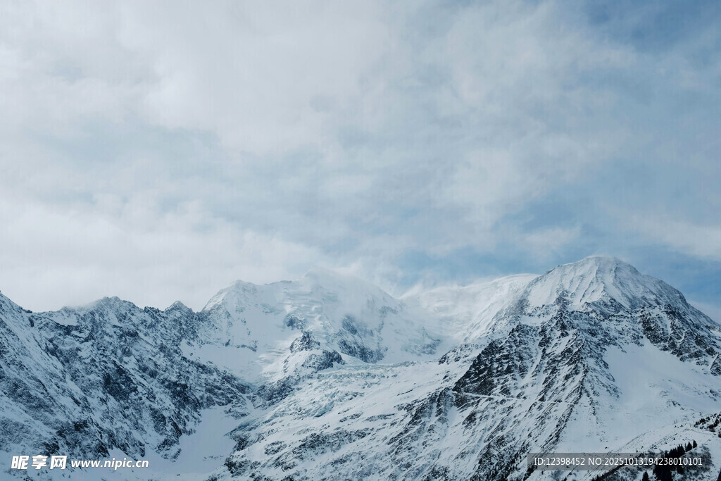 壮丽雪山景观