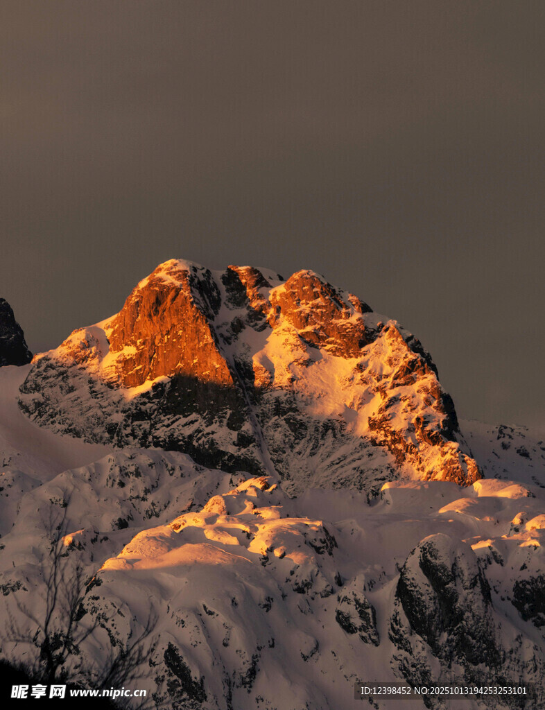 雪山夕照美景