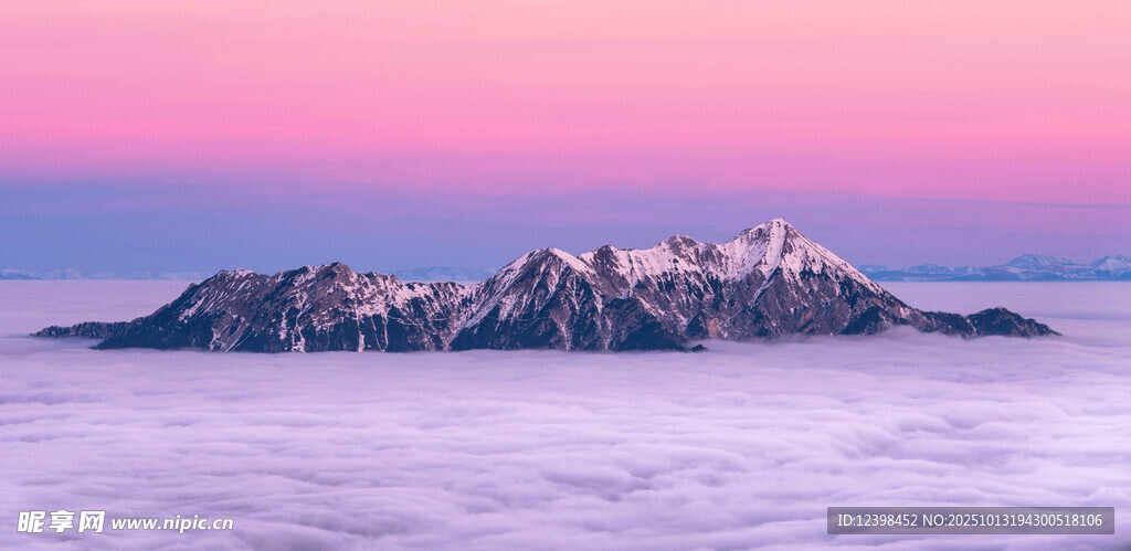 云海之上的壮丽雪山