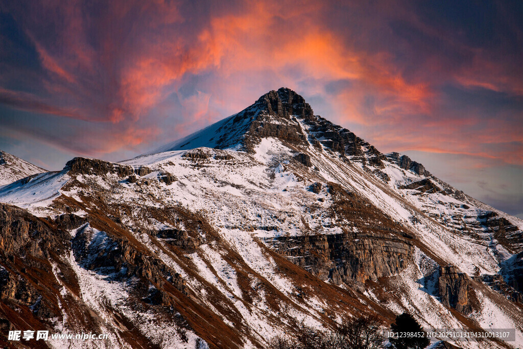 壮丽雪山晚霞景观