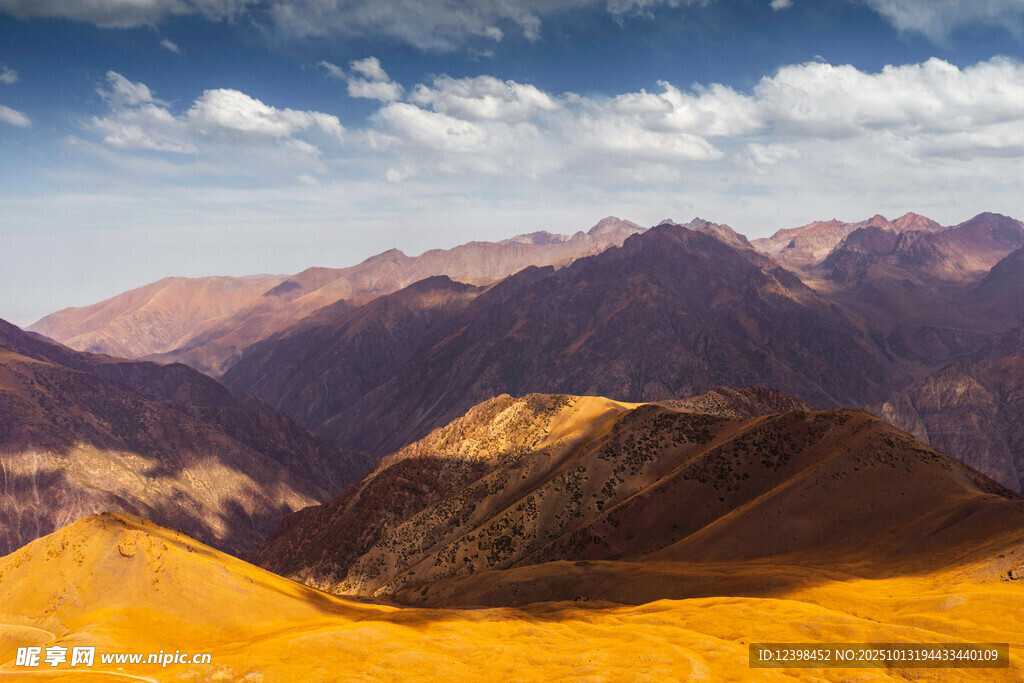 壮丽山峦与蓝天美景