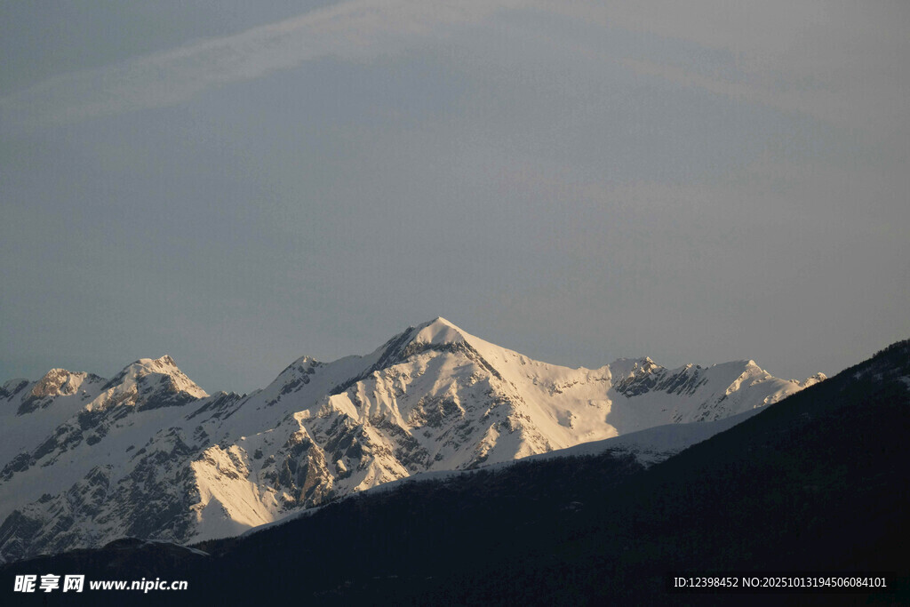 壮丽雪山景观