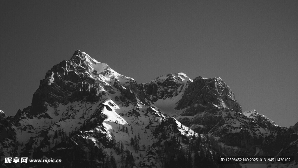 巍峨雪山壮丽景致