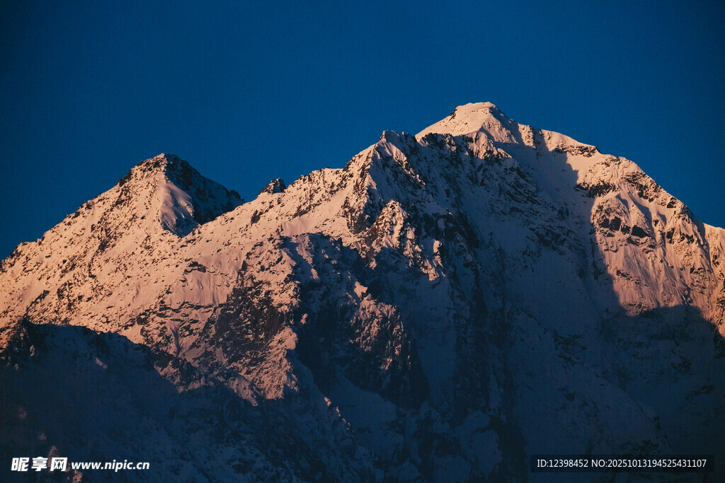 夕阳下的壮丽雪山