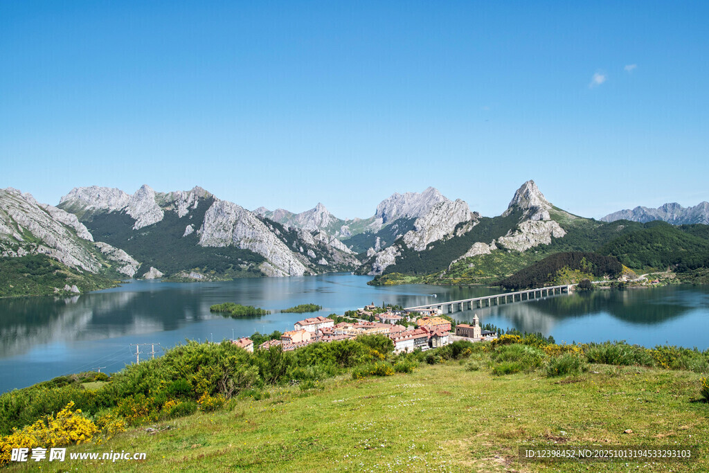 湖畔青山美景如画