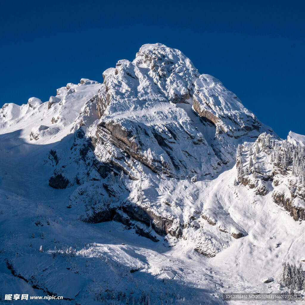 巍峨雪山壮丽景致