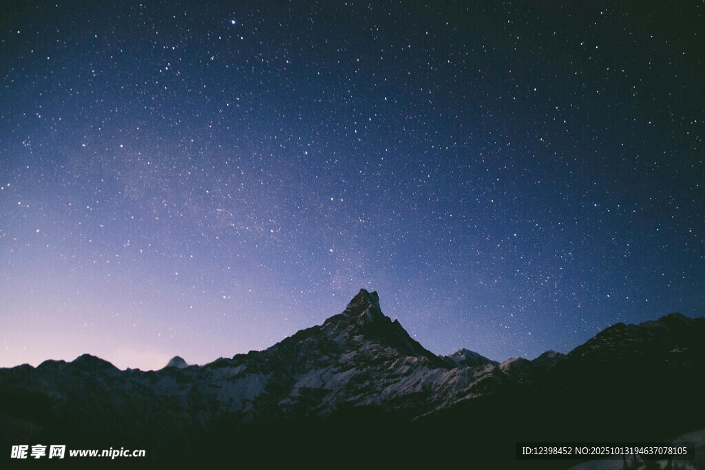 星空下的巍峨山峰